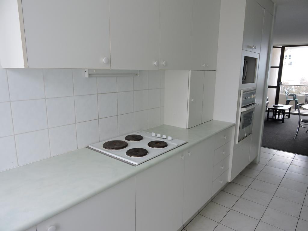 President Holiday Apartments - Absolute Beachfront Гоулд Коуст Екстериор снимка