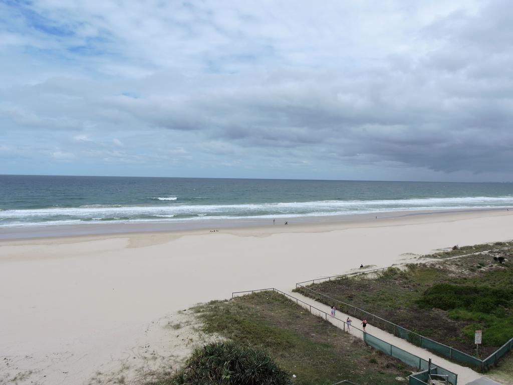 President Holiday Apartments - Absolute Beachfront Гоулд Коуст Екстериор снимка