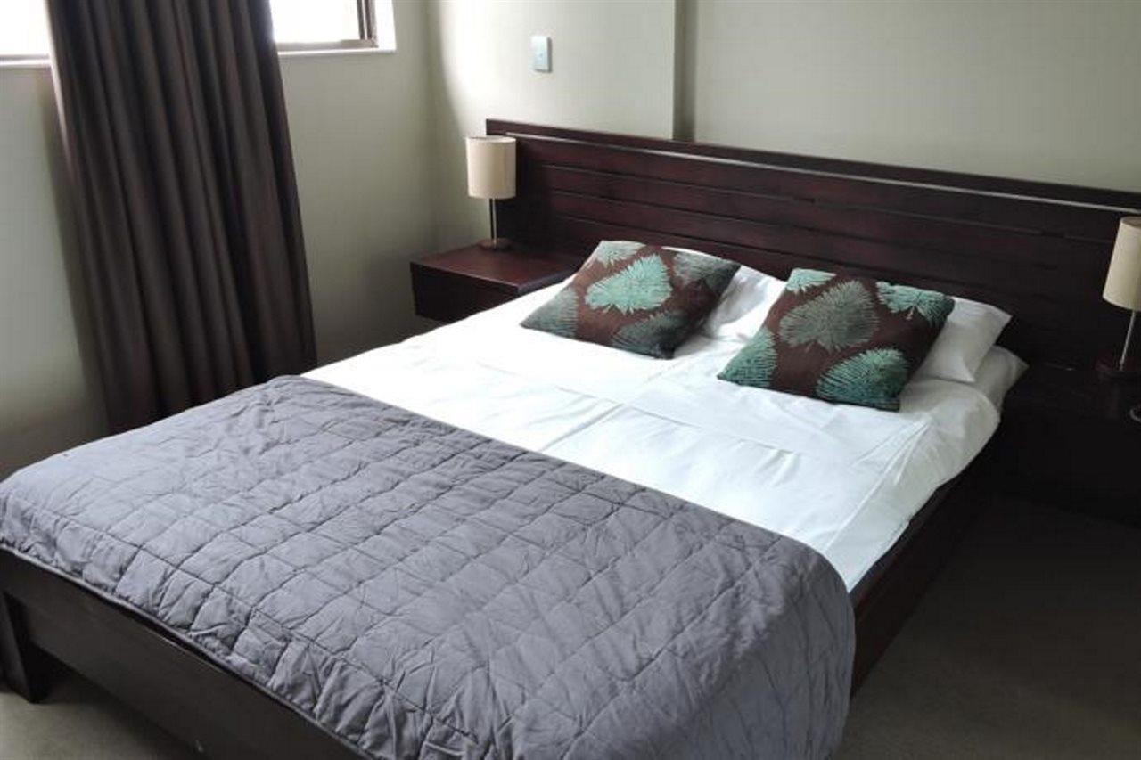 President Holiday Apartments - Absolute Beachfront Гоулд Коуст Екстериор снимка