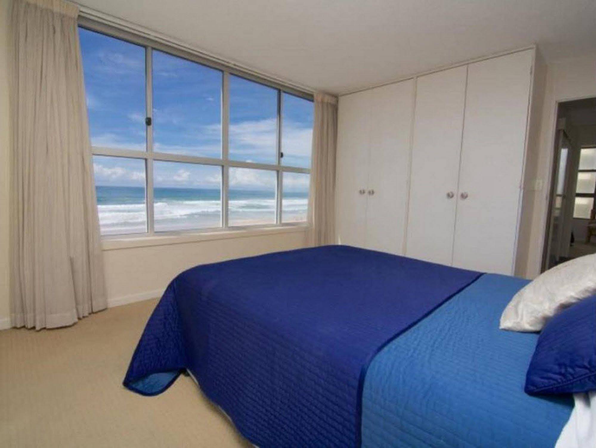 President Holiday Apartments - Absolute Beachfront Гоулд Коуст Екстериор снимка