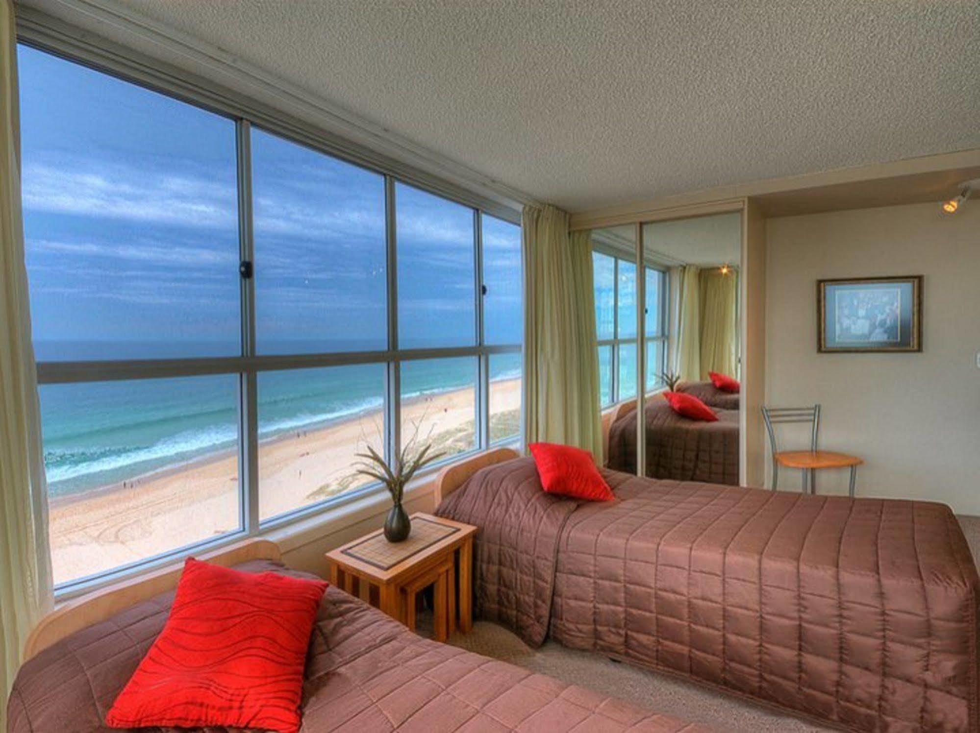 President Holiday Apartments - Absolute Beachfront Гоулд Коуст Екстериор снимка