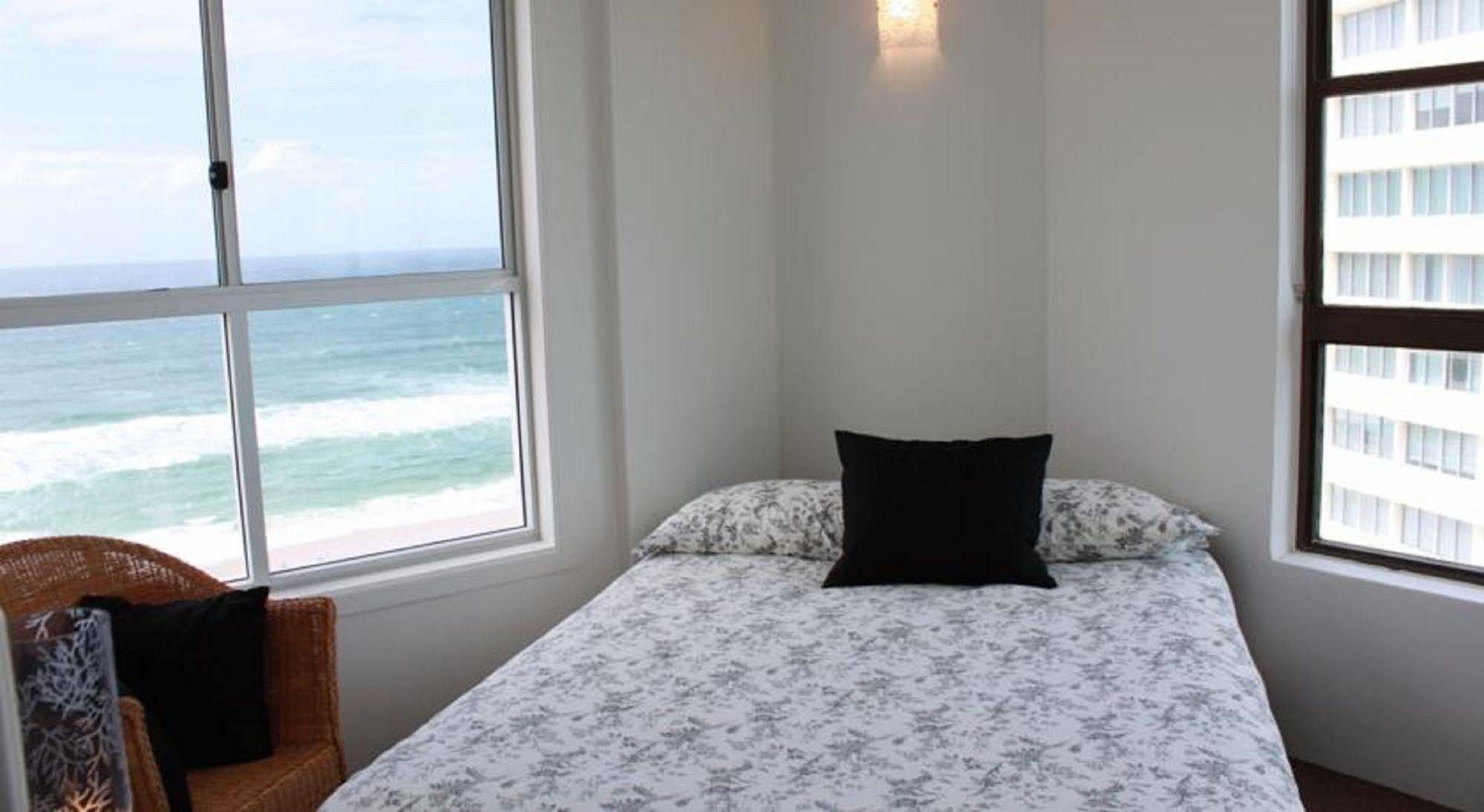 President Holiday Apartments - Absolute Beachfront Гоулд Коуст Екстериор снимка
