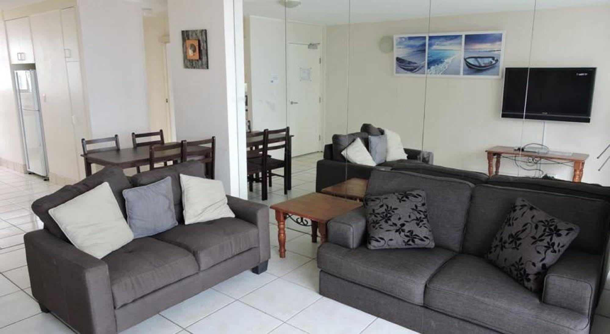 President Holiday Apartments - Absolute Beachfront Гоулд Коуст Екстериор снимка