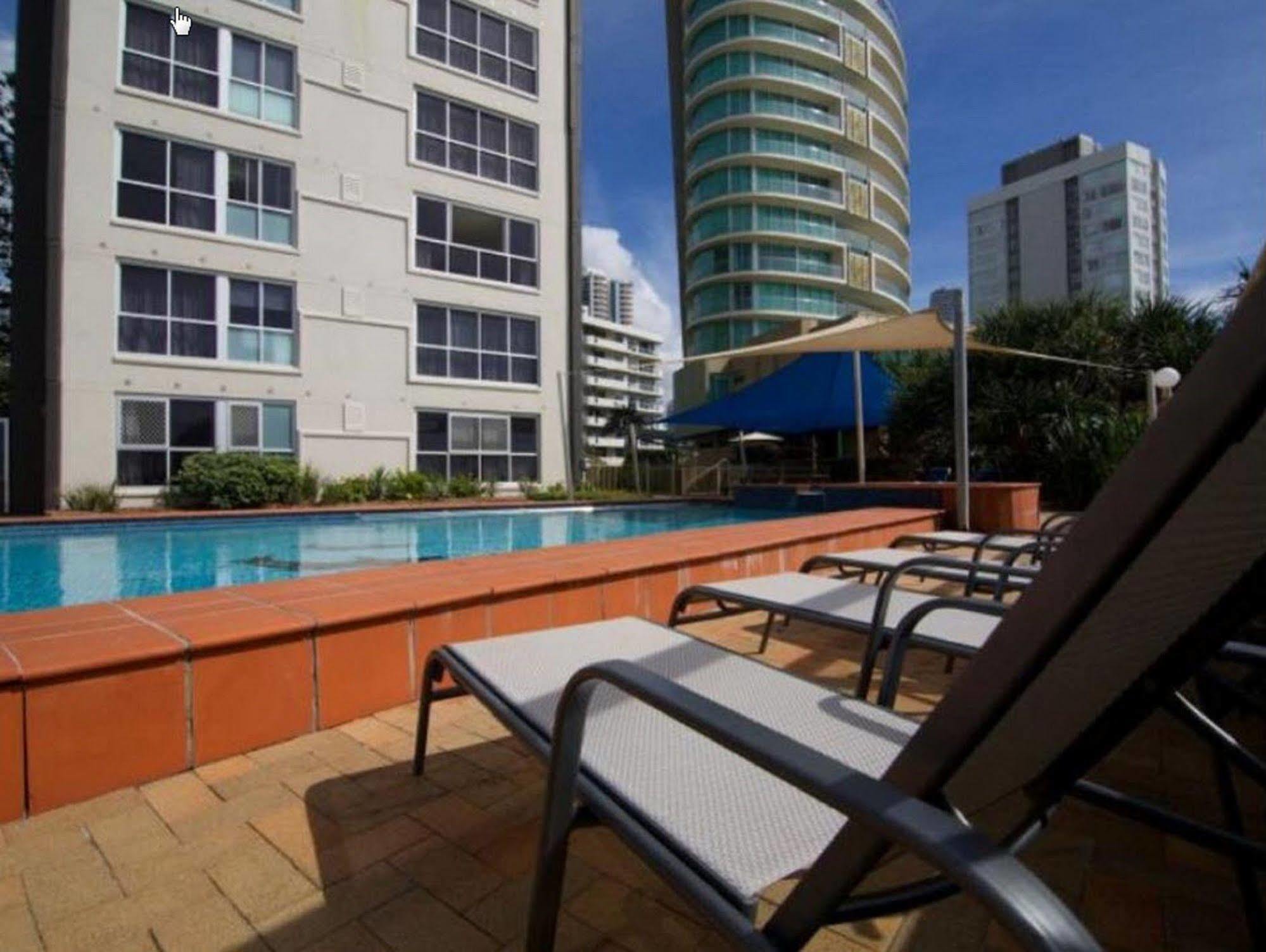 President Holiday Apartments - Absolute Beachfront Гоулд Коуст Екстериор снимка