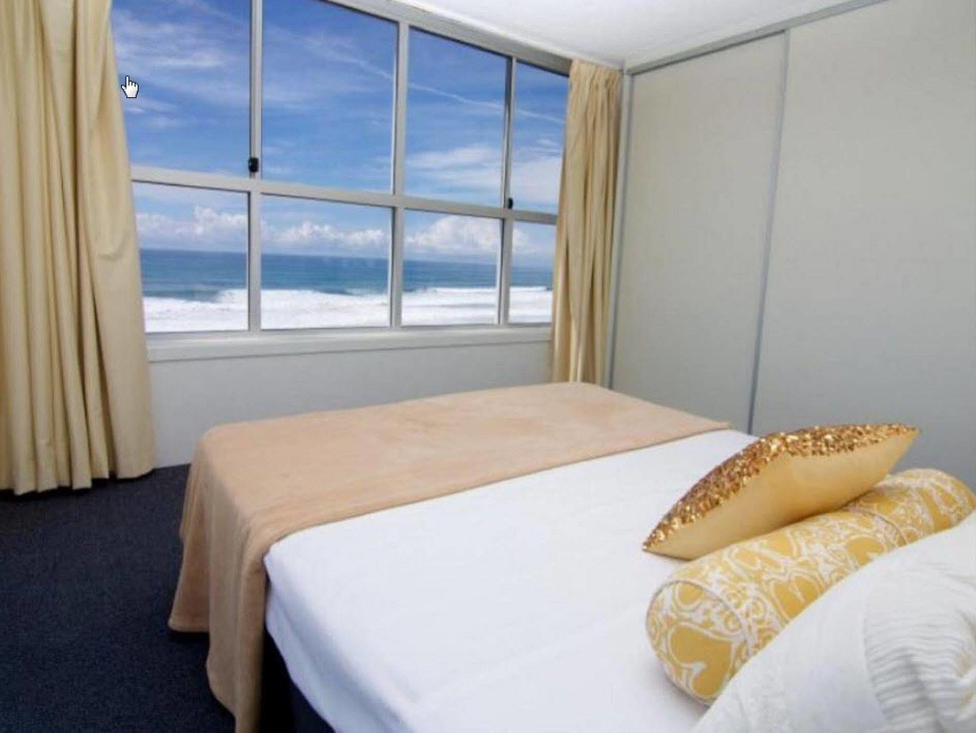 President Holiday Apartments - Absolute Beachfront Гоулд Коуст Екстериор снимка