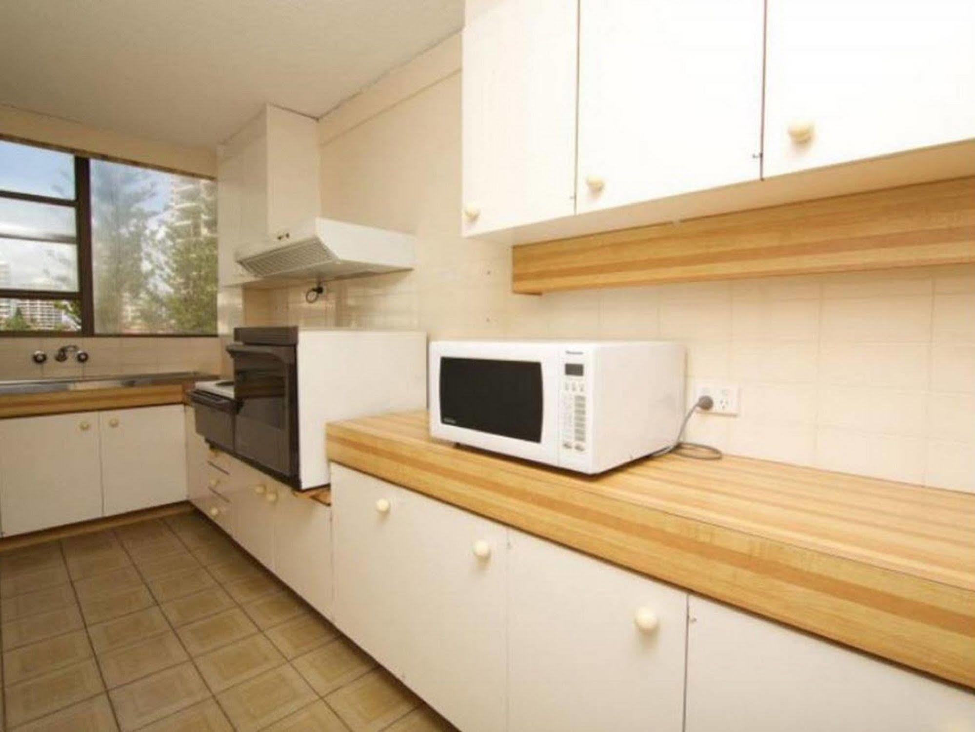 President Holiday Apartments - Absolute Beachfront Гоулд Коуст Екстериор снимка