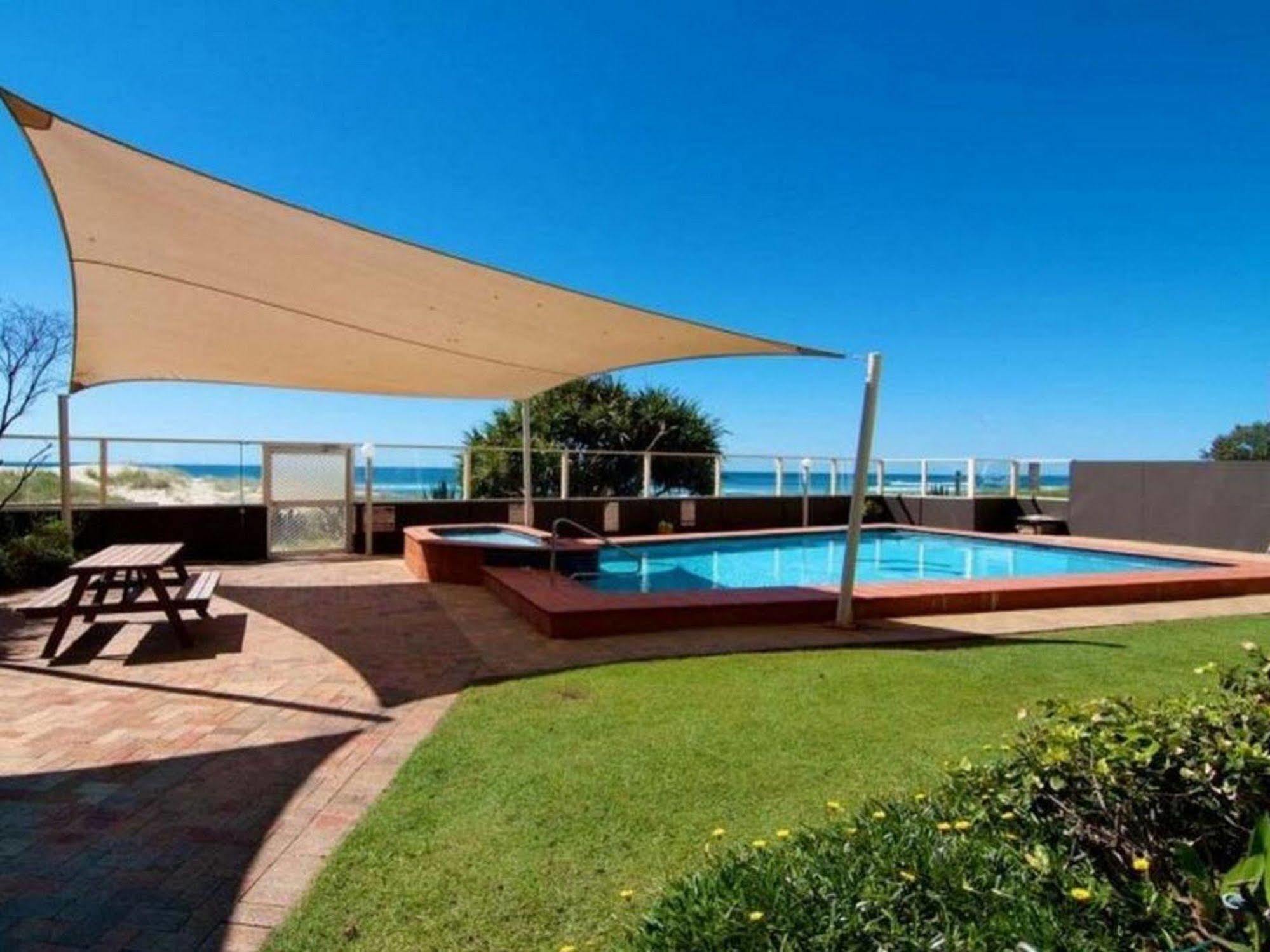 President Holiday Apartments - Absolute Beachfront Гоулд Коуст Екстериор снимка