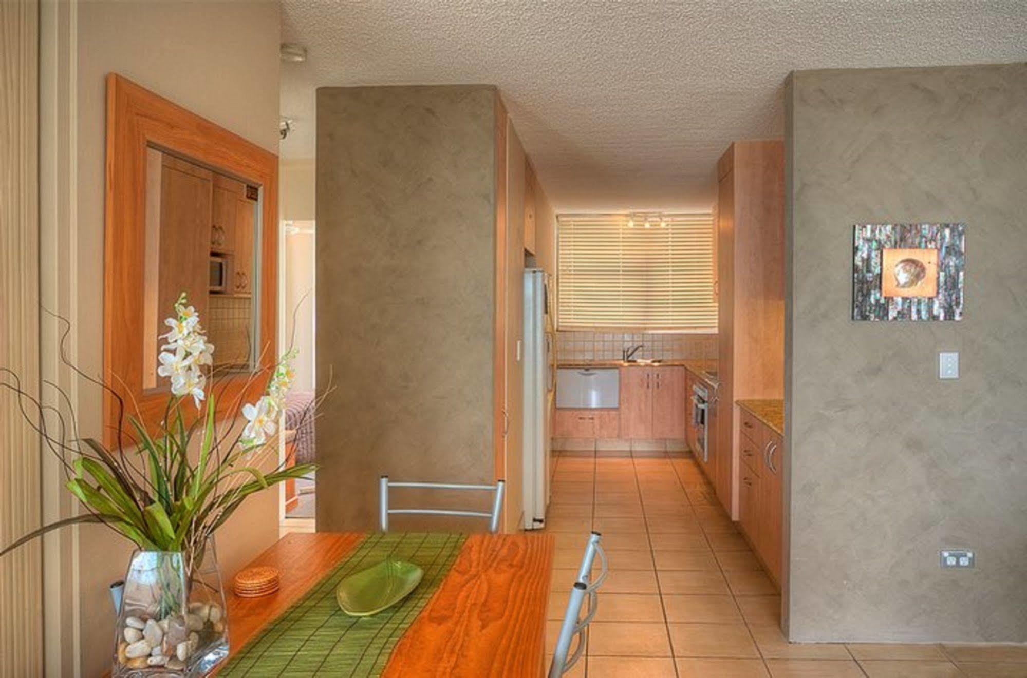 President Holiday Apartments - Absolute Beachfront Гоулд Коуст Екстериор снимка