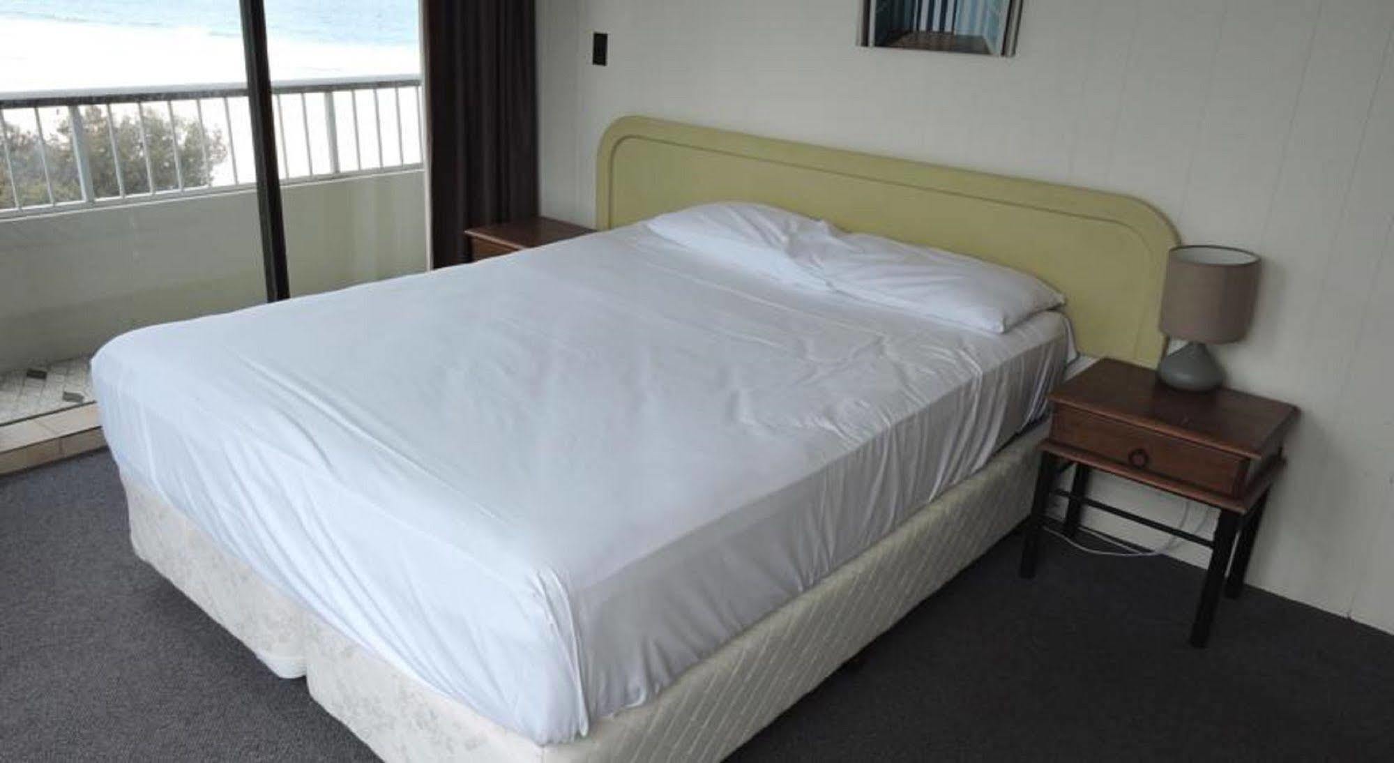 President Holiday Apartments - Absolute Beachfront Гоулд Коуст Екстериор снимка