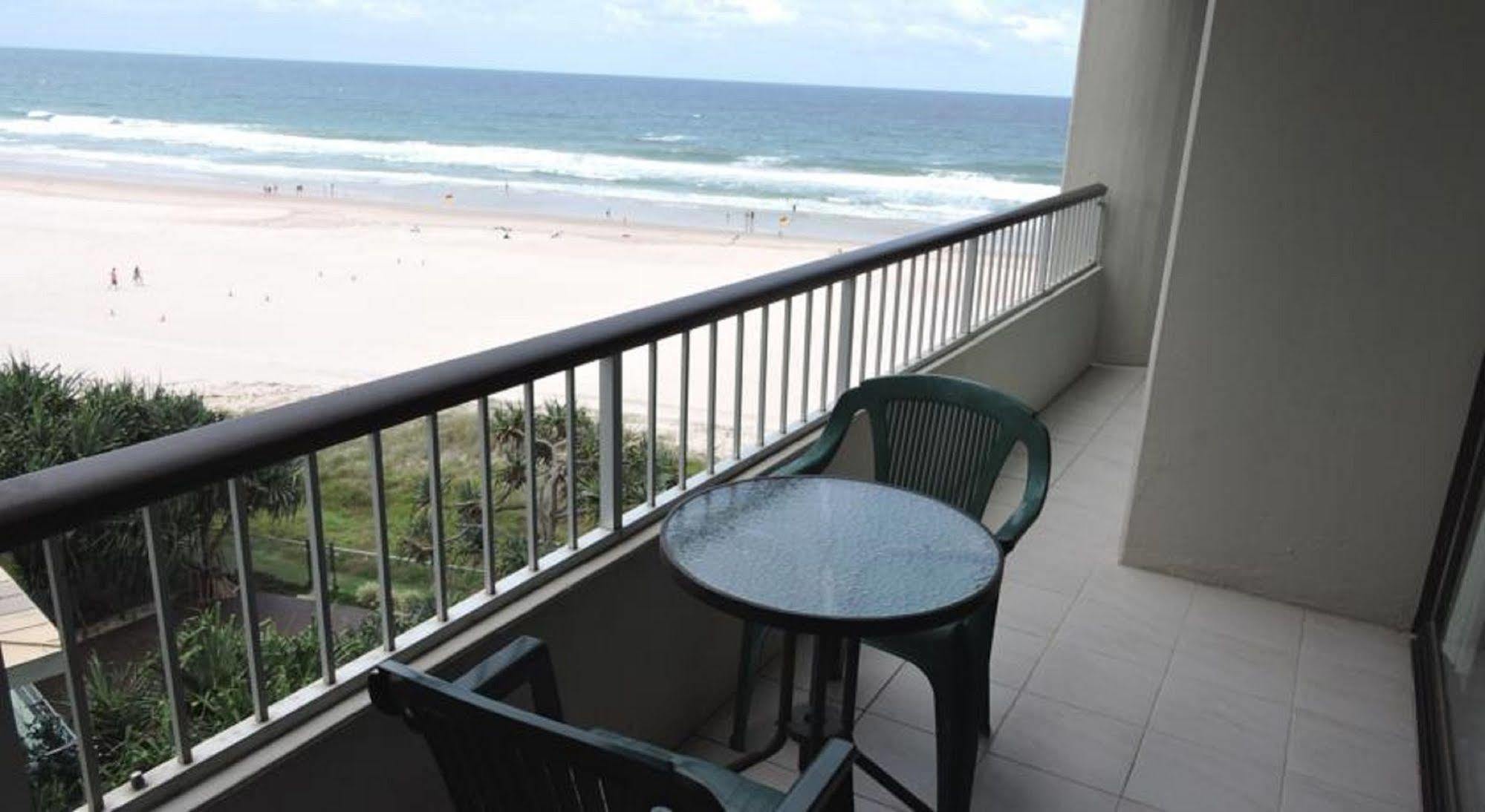 President Holiday Apartments - Absolute Beachfront Гоулд Коуст Екстериор снимка