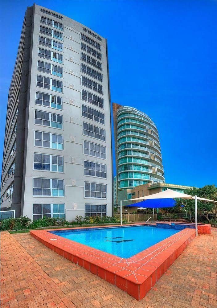 President Holiday Apartments - Absolute Beachfront Гоулд Коуст Екстериор снимка